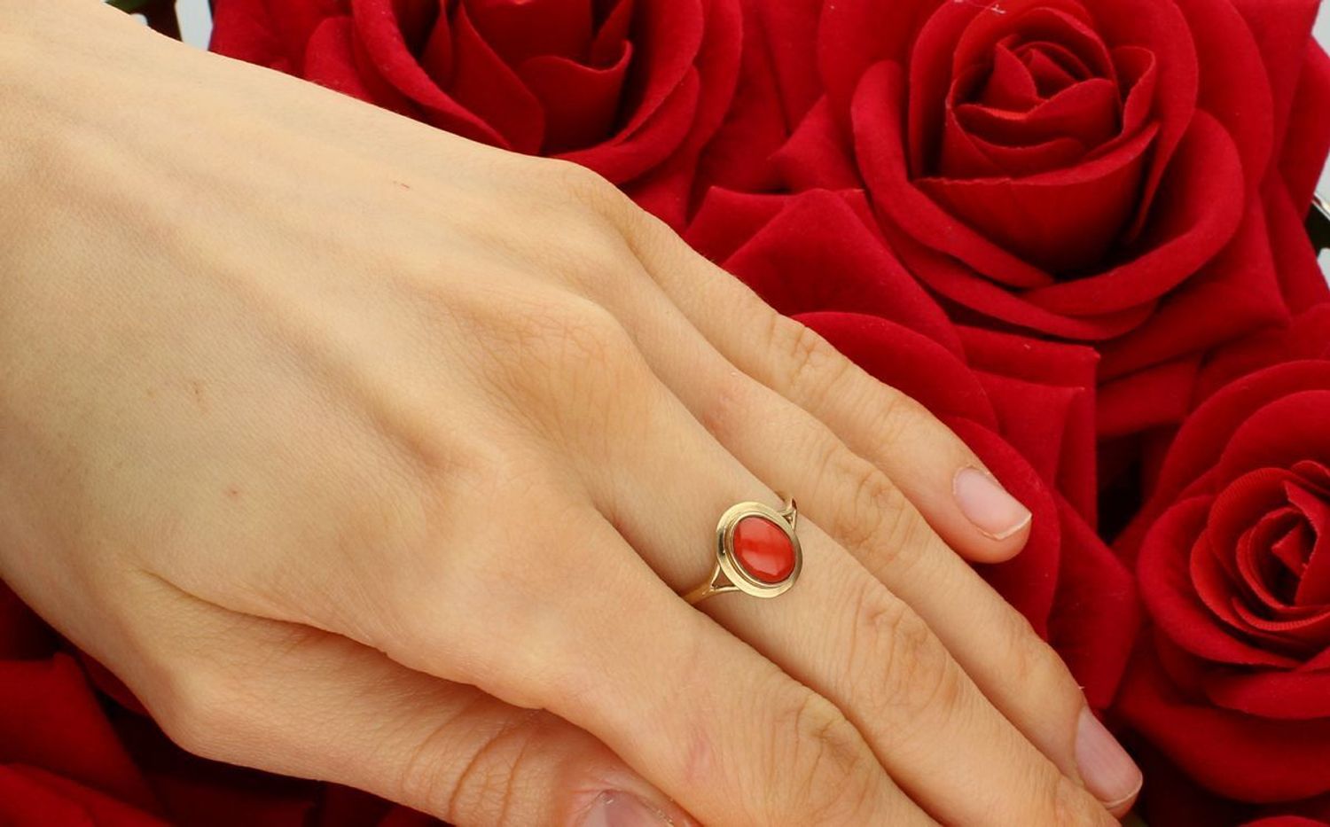 Pierścionek Owalny Koral Naturalny 333 AK 03 Pierścionek złoty ozdobiony kamieniem naturalnym koralem. Pierścionek wykonany z zachowaniem dbałości o każdy szczegół i detal1.jpg